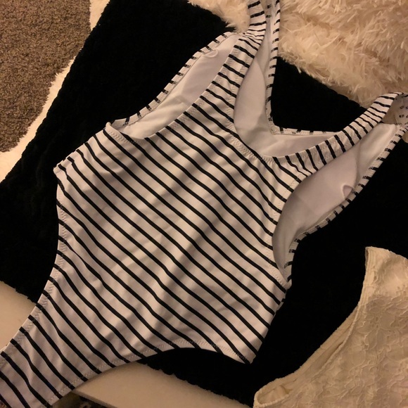 Cupshe Black and White Striped Swimsuit - Picture 3 of 4